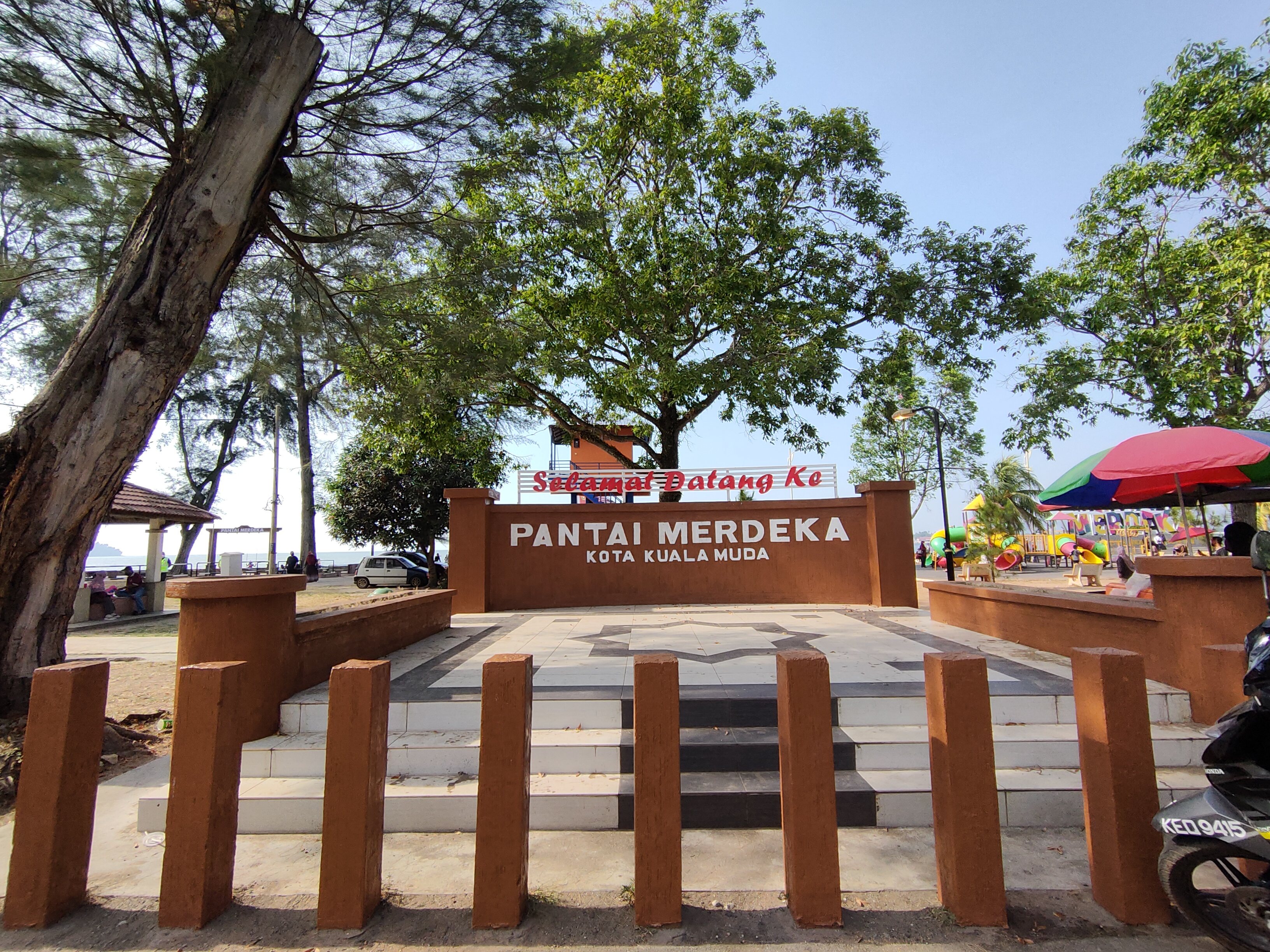 Laut Selat Melaka dilihat dari pantai Pantai Merdeka, cuaca tenang