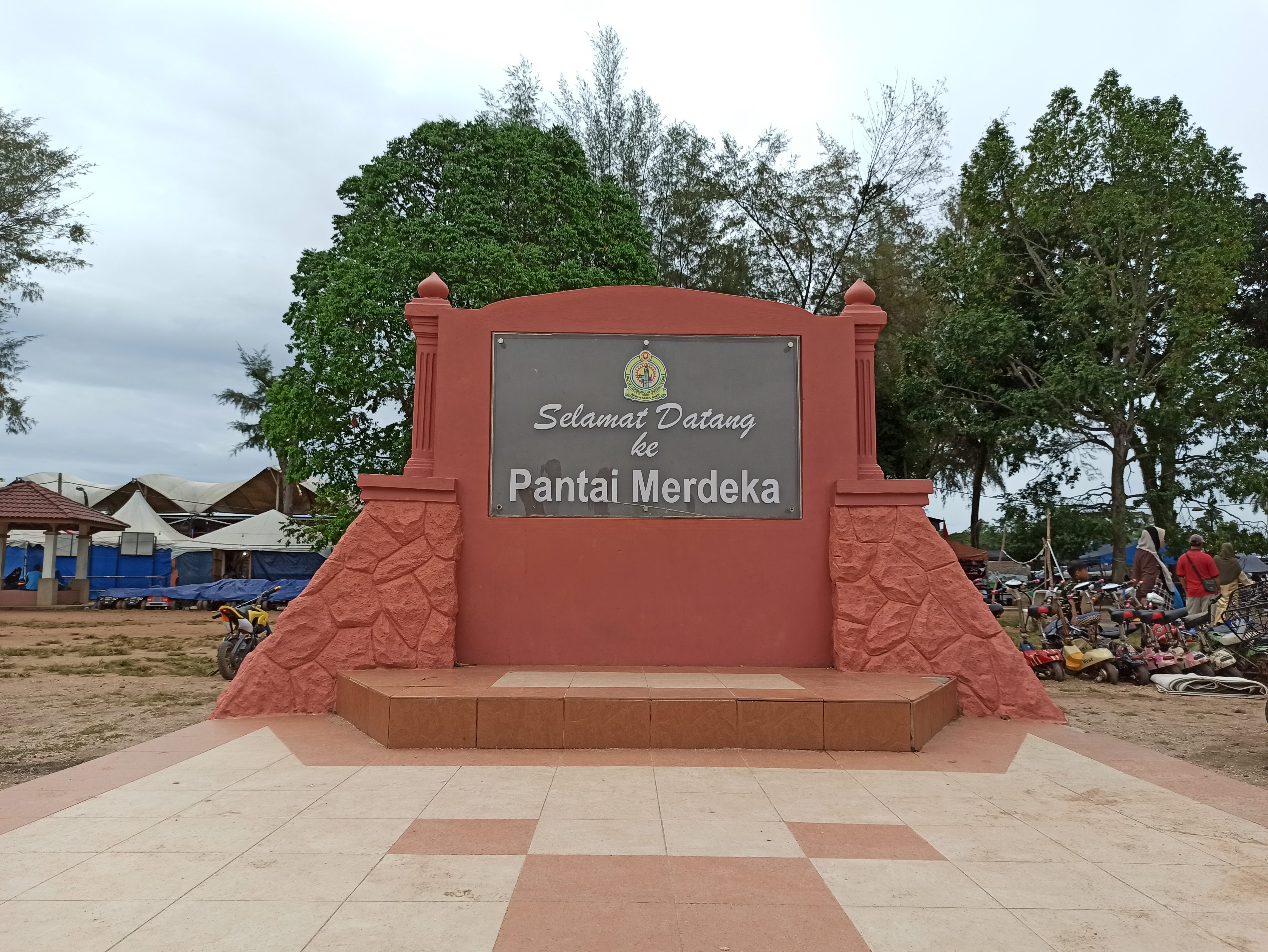 Pohon-pohon pesisir di sepanjang laluan tepi Pantai Merdeka