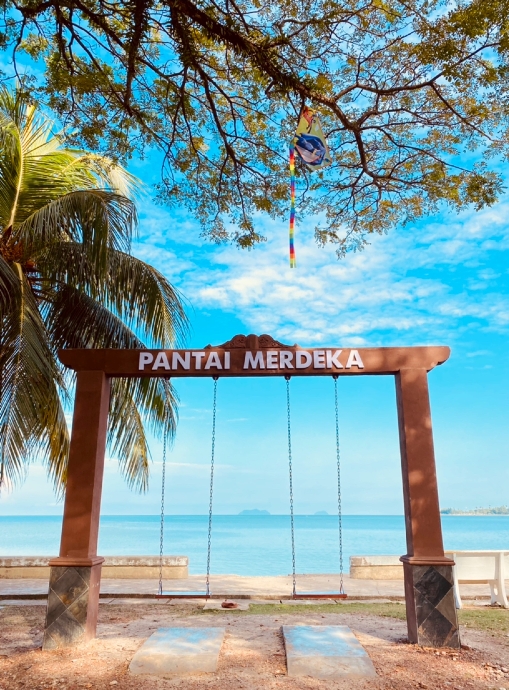 Hamparan pasir Pantai Merdeka dilihat dari sudut rendah, bersebelahan air
