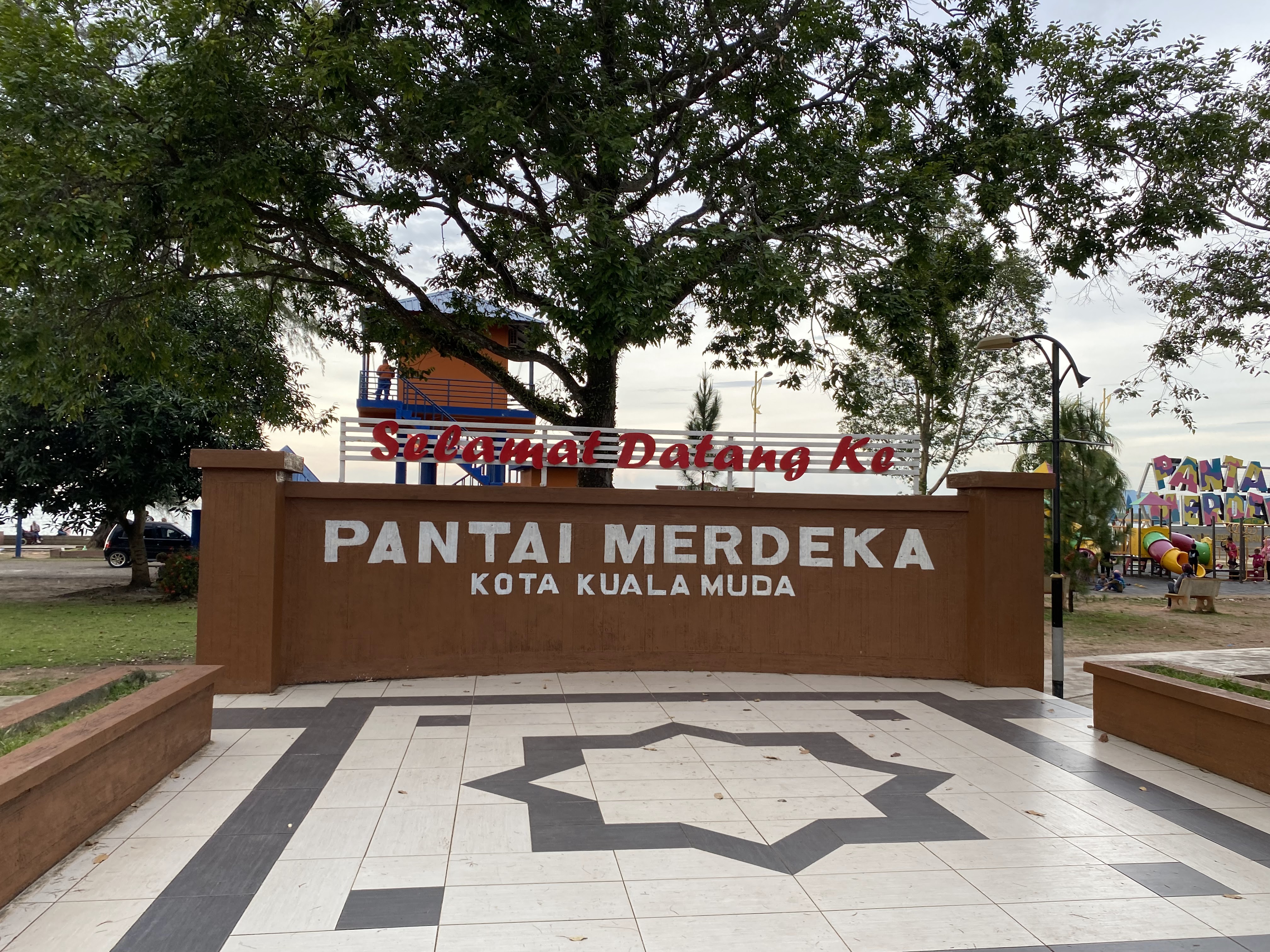 Laluan berjalan menghubungkan kawasan letak kereta dengan pantai