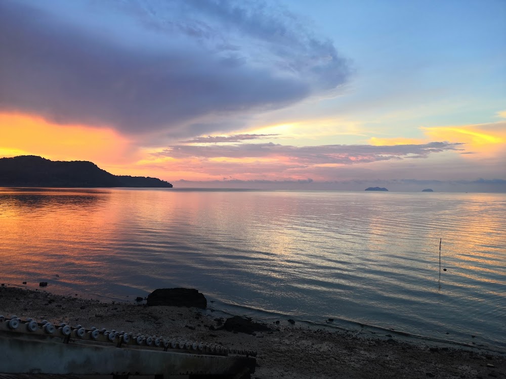 Langit senja di atas laut Pantai Merdeka