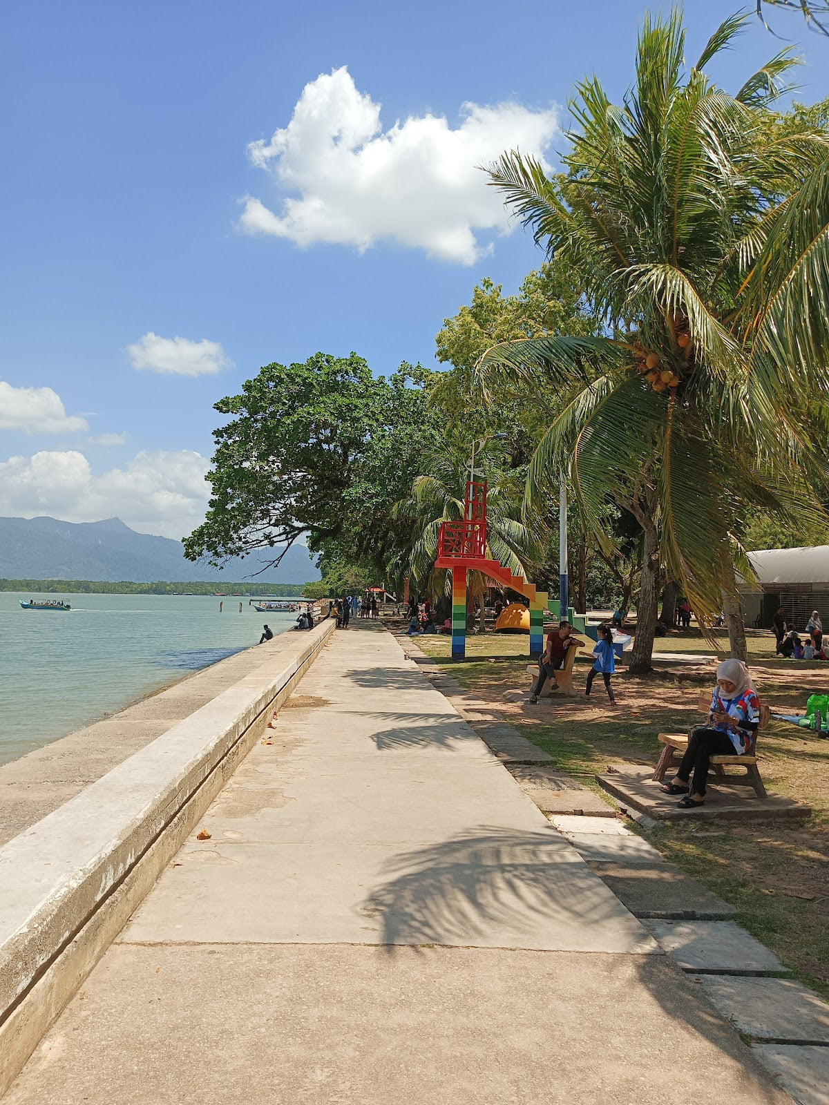 Laluan tepi laut dan pepohon di Pantai Merdeka